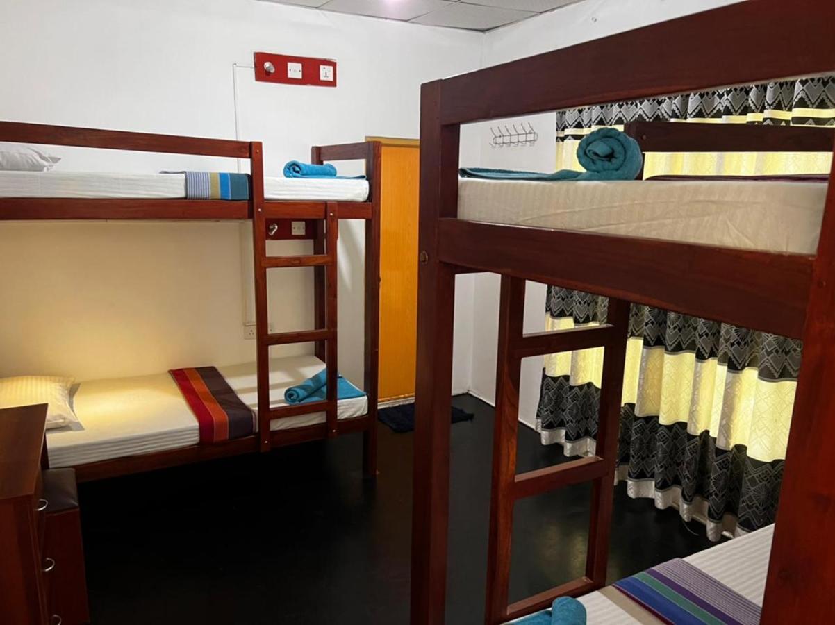 The Traveller'S Hostel & Private Rooms 시기리야 외부 사진