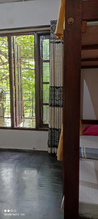 The Traveller'S Hostel & Private Rooms 시기리야 외부 사진
