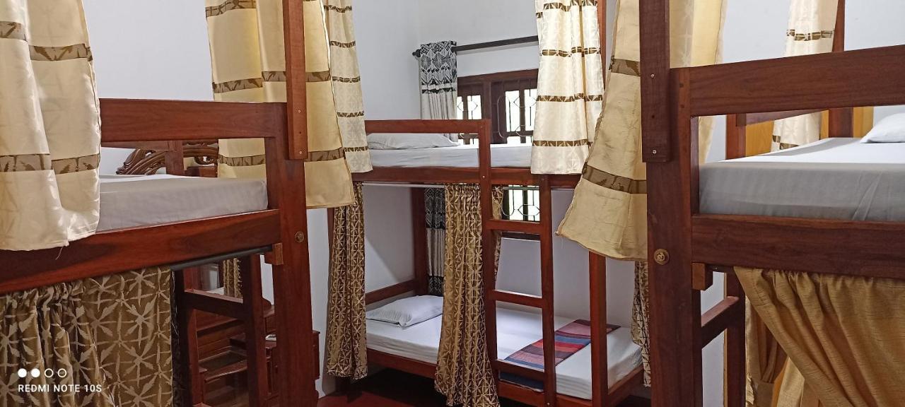 The Traveller'S Hostel & Private Rooms 시기리야 외부 사진