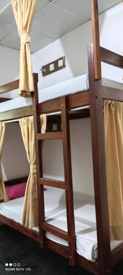 The Traveller'S Hostel & Private Rooms 시기리야 외부 사진