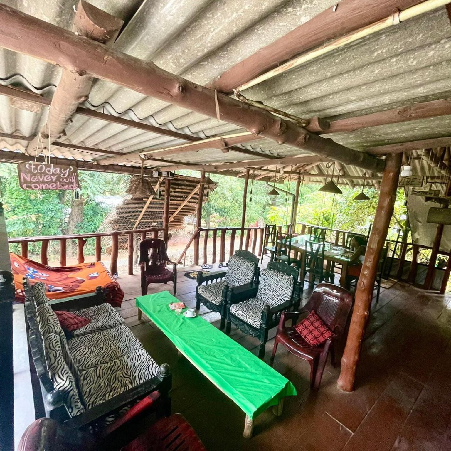 The Traveller'S Hostel & Private Rooms 시기리야 외부 사진