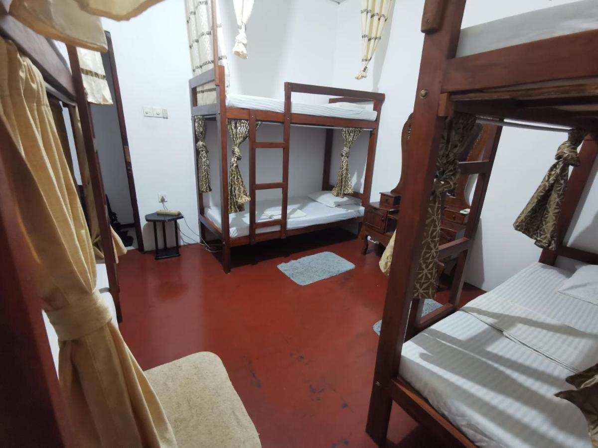 The Traveller'S Hostel & Private Rooms 시기리야 외부 사진